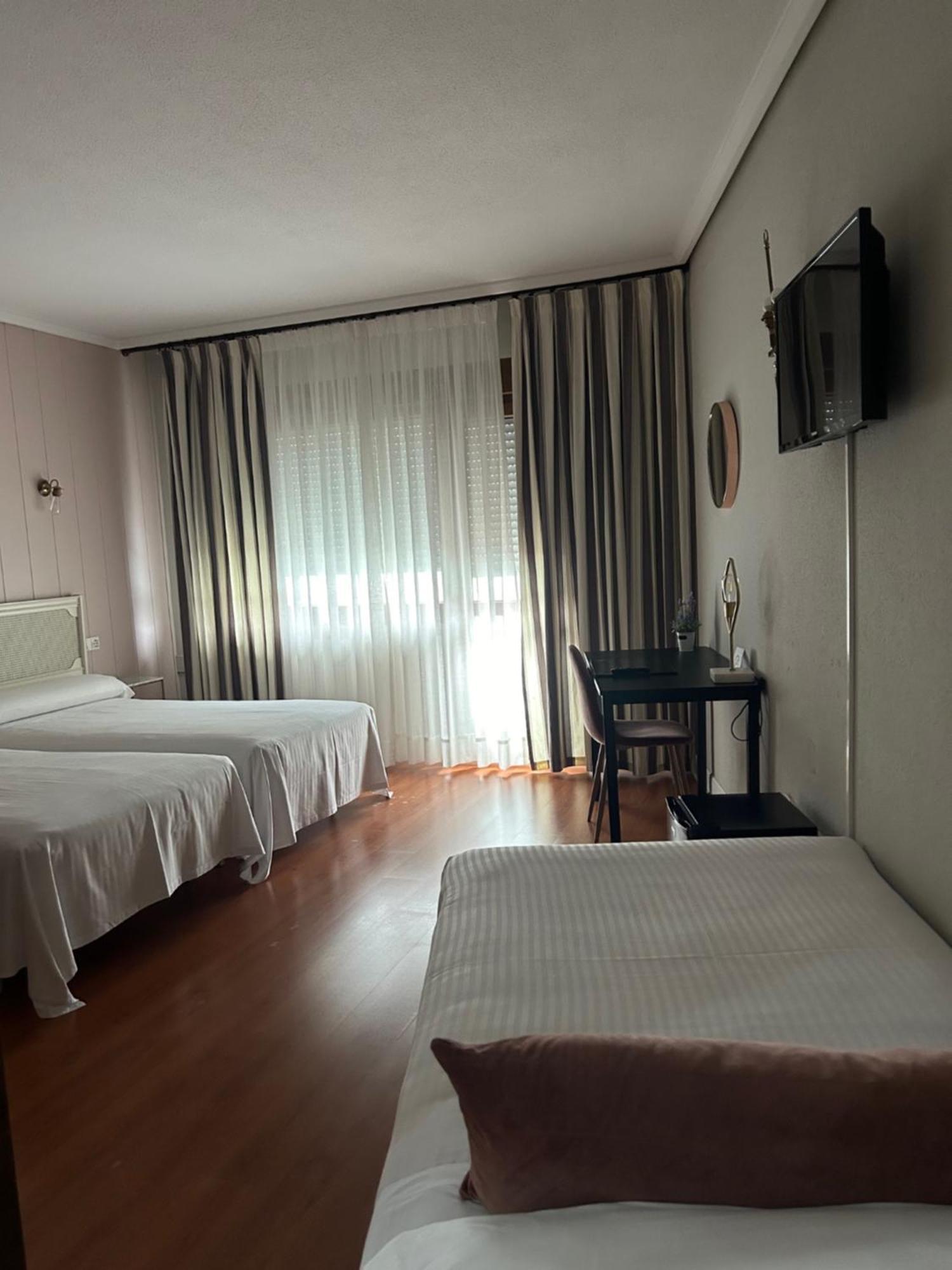 Hotel Marques De Santillana Torrelavega Eksteriør billede