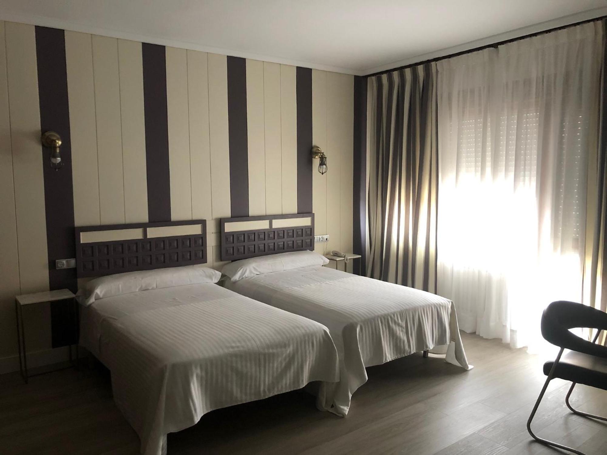 Hotel Marques De Santillana Torrelavega Eksteriør billede