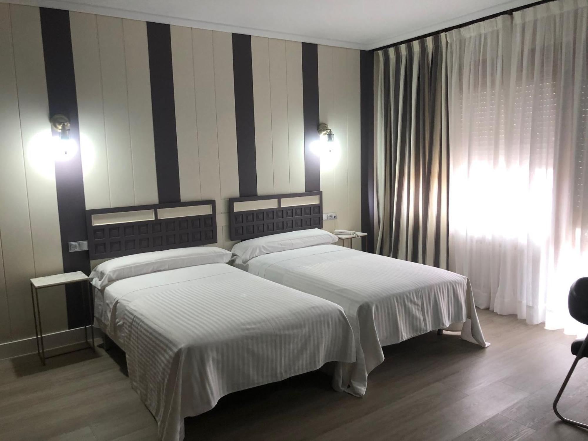Hotel Marques De Santillana Torrelavega Eksteriør billede